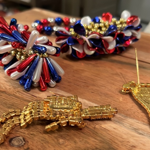 Red white blue patriotic USA flag & soldier broach (2) w/ gold back & bracelets - Picture 14 of 16
